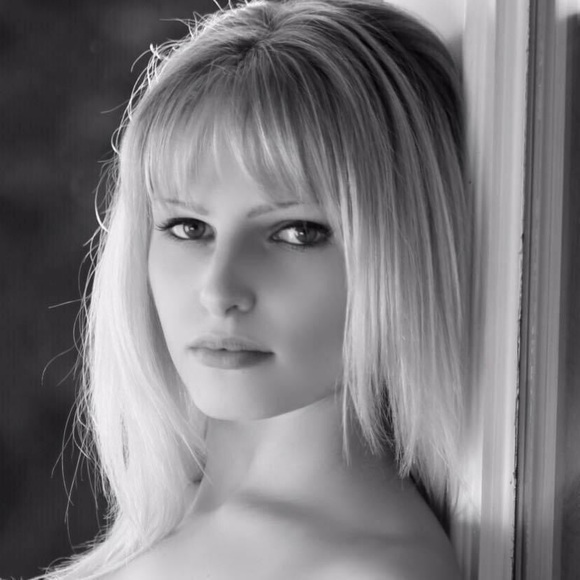 Meet your Posher, Erica - Picture 1 of 2